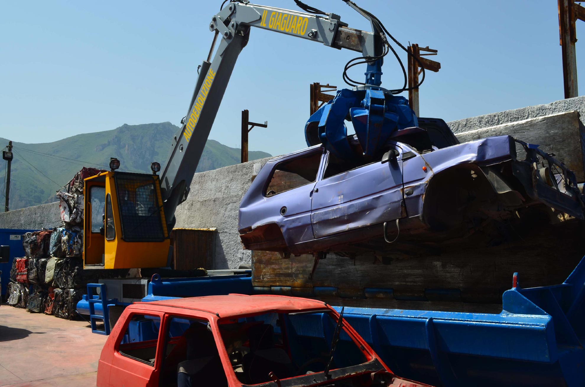 Giaguaro autodemolizione pressa in azione