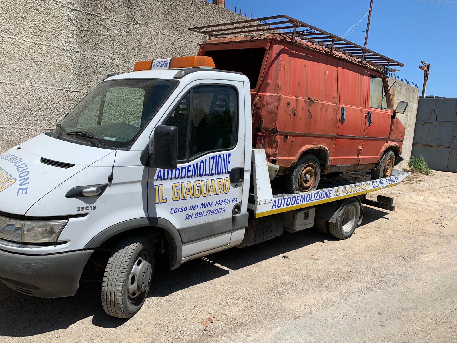 Giaguaro autodemolizione furgone su autocarro per trasporto