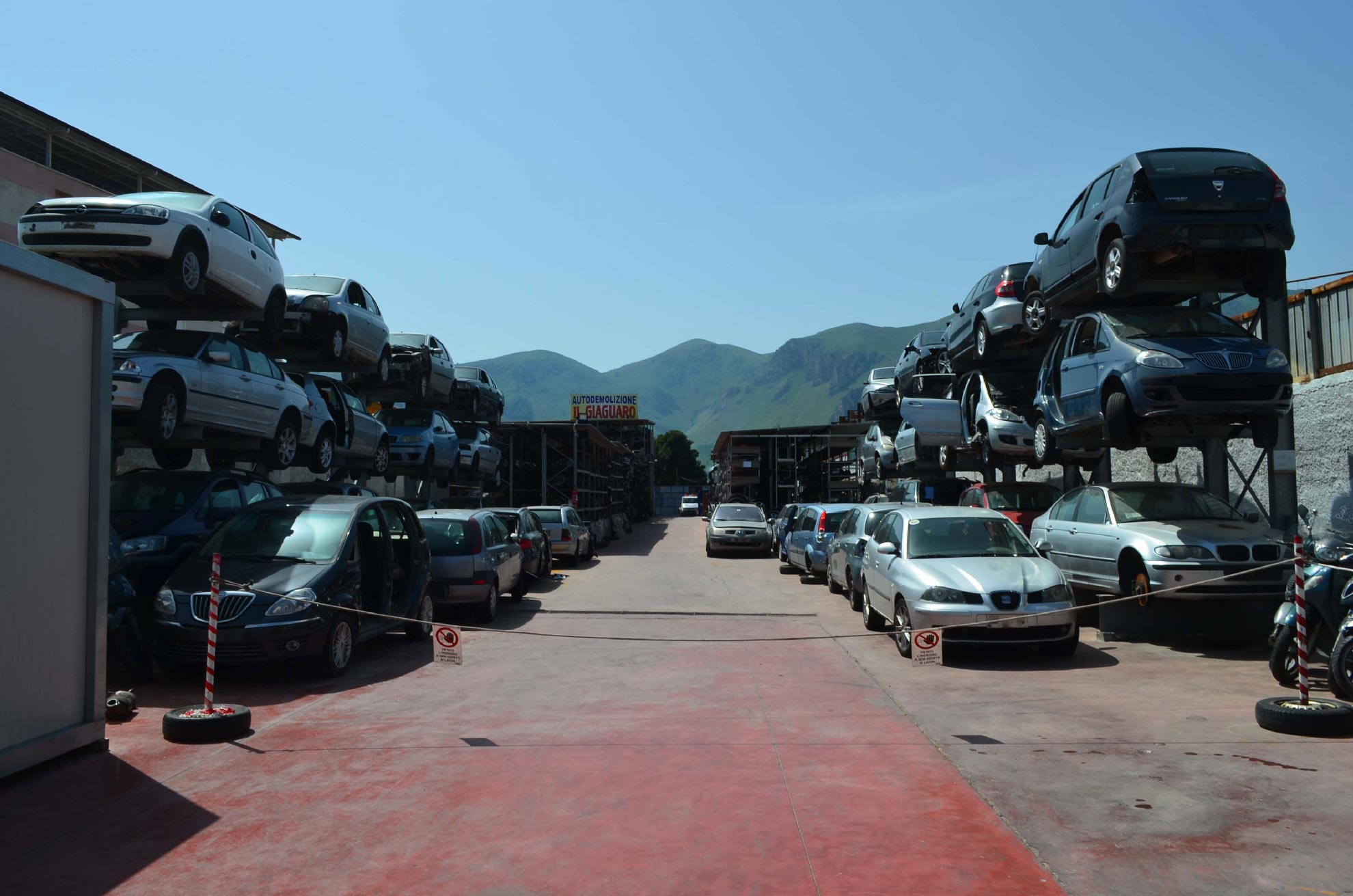 Giaguaro autodemolizione esterno parco auto