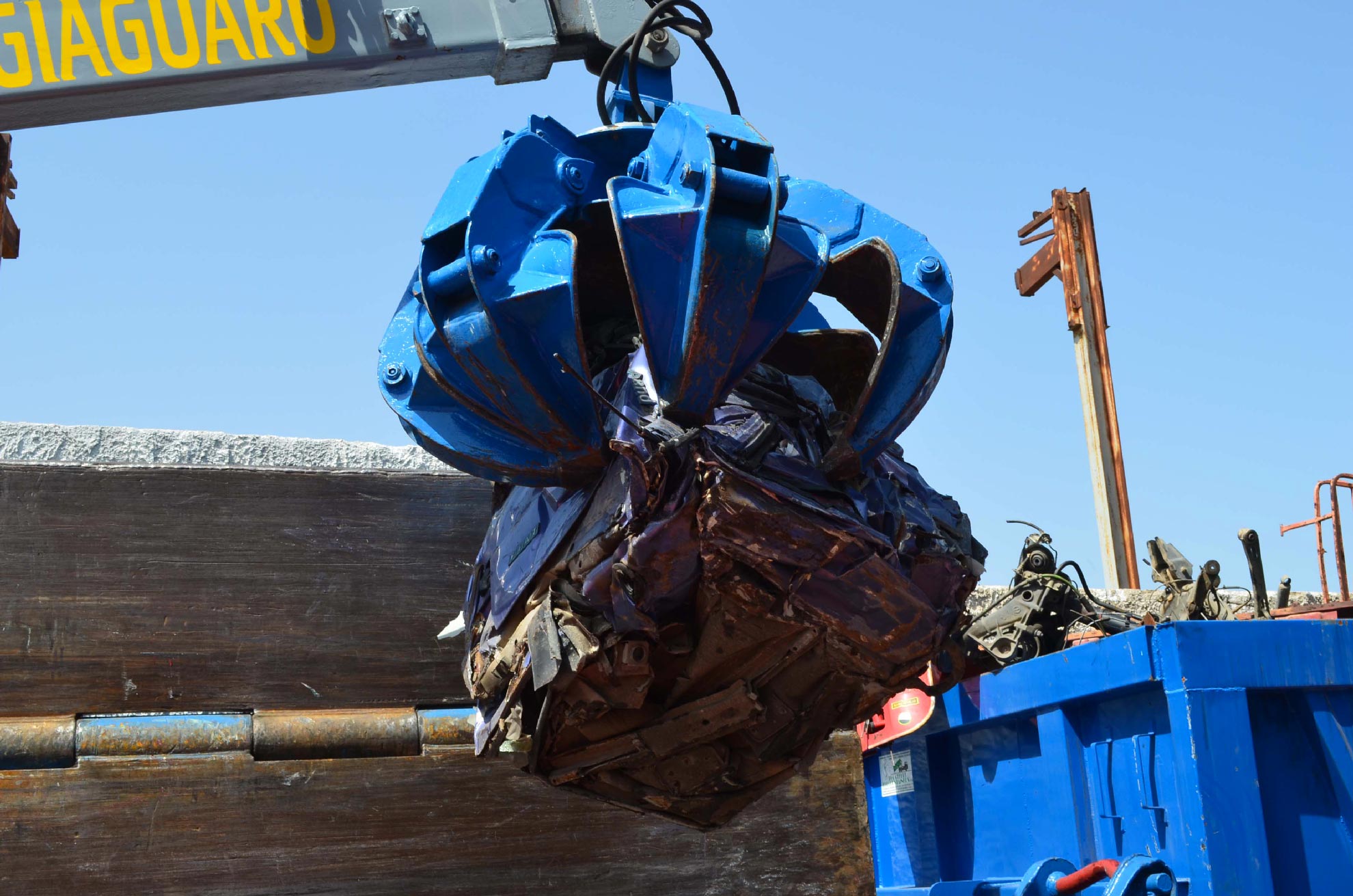 Giaguaro autodemolizione pressa in azione