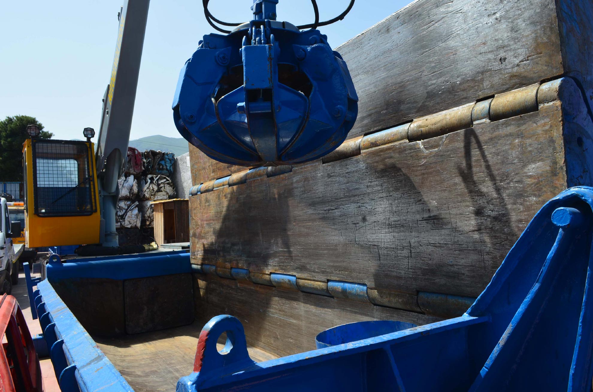 Giaguaro autodemolizione posizione pressa